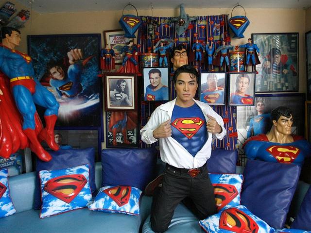 á»ž thÃ nh phá»‘ Calamba, tá»‰nh Laguna, Philippines, anh Herbert Chavez (hay cÃ²n Ä‘Æ°á»£c ngÆ°á»i dÃ¢n báº£n Ä‘á»‹a gá»i vá»›i biá»‡t danh â€œClark Kentâ€ - tÃªn khÃ¡c cá»§a siÃªu nhÃ¢n Superman) tá»« lÃ¢u Ä‘Ã£ cÃ³ sá»Ÿ thÃ­ch sÆ°u táº­p táº¥t cáº£ nhá»¯ng gÃ¬ mang chá»§ Ä‘á» Superman. Äá»‘i vá»›i báº£n thÃ¢n mÃ¬nh, anh cÅ©ng tá»«ng tráº£i qua má»™t sá»‘ cuá»™c pháº«u thuáº­t tháº©m má»¹ Ä‘á»ƒ cÃ³ Ä‘Æ°á»£c ngoáº¡i hÃ¬nh giá»‘ng nhÆ° tháº§n tÆ°á»£ng.
