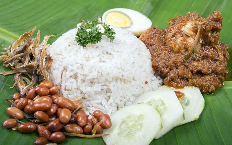Món nasinadang món cơm được nấu trong nước cốt dừa với cà ri cá