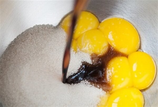 Chuẩn bị phần lòng đỏ trứng – cách làm bánh tiramisu
