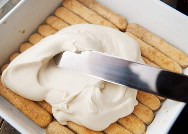 Phủ kem lên bánh – cách làm bánh tiramisu