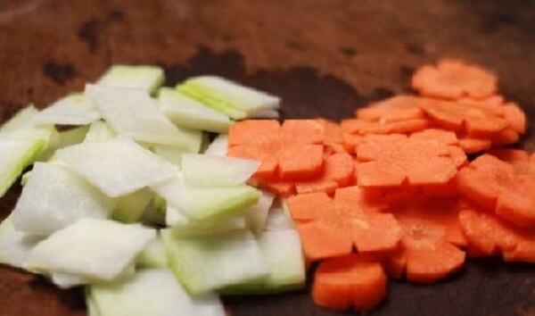 Cà rốt đem thái thành từng miếng nhỏ.