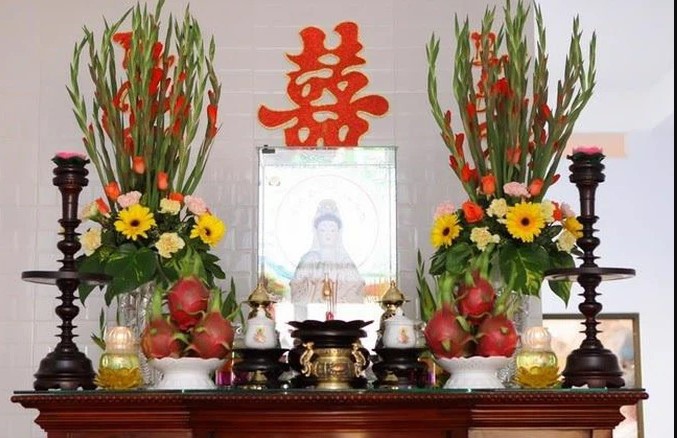 Cắm hoa cúc vàng bàn thờ Phật