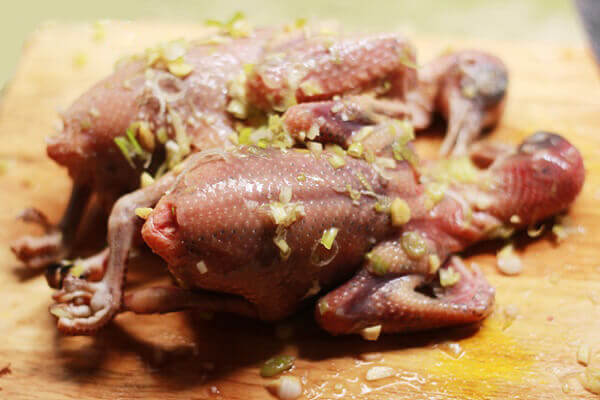 Các mẹ ướp 1 chút hạt nêm vào - Cháo chim bồ câu nấu với rau gì tốt, cách nấu cháo bồ câu
