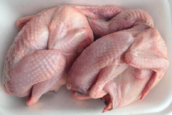 Không mua thịt chim làm sẵn bày bán ở các hàng thịt gà