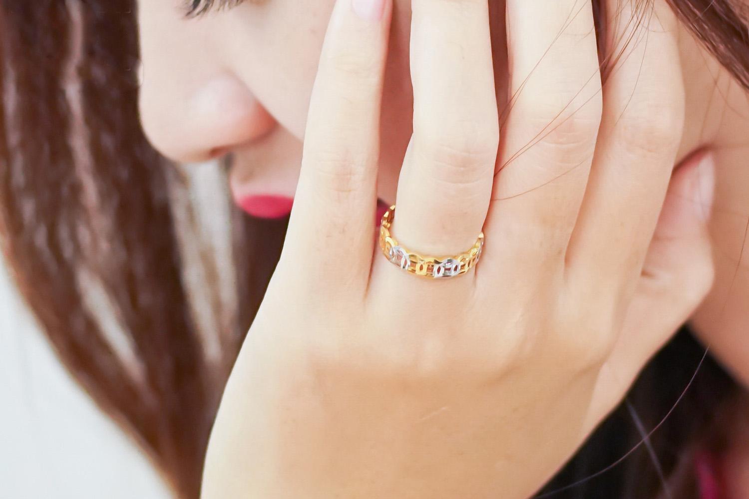 Con gái đeo nhẫn cưới tay nào có quan trọng không?