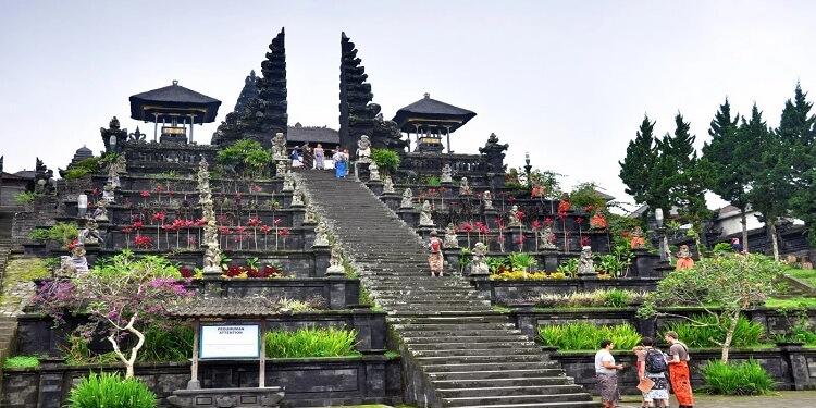 Đền Besakih hay còn gọi là Mother Temple ở Bali với hơn 1300 năm tuổi