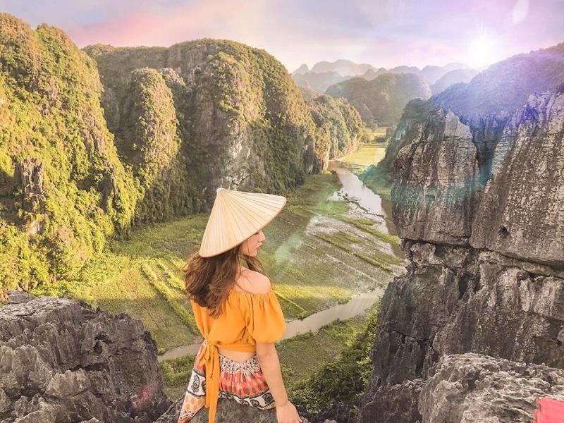 Cô gái đội nón vàng check in trên đỉnh núi Ninh Bình