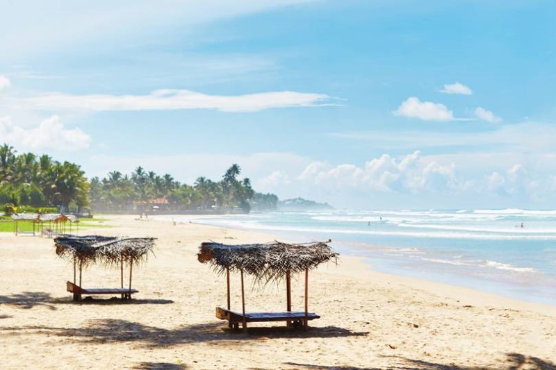 Ngày nắng trong xanh trên bãi biển tại Srilanka