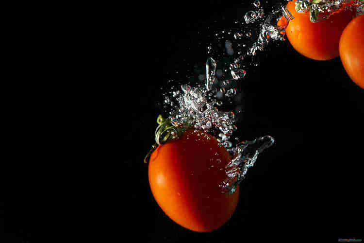 ảnh cà chua dưới nước, nền màu đen