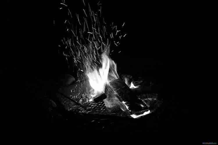 đốt lửa trại trong đêm, màu đen trắng