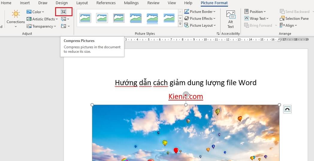 Vào tab Format chọn Compress Pictures