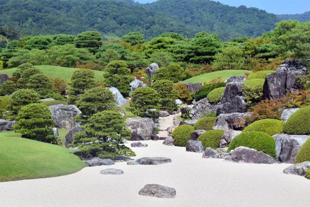 Japanese garden of Adachi Museum = Takamex / Shutterstock