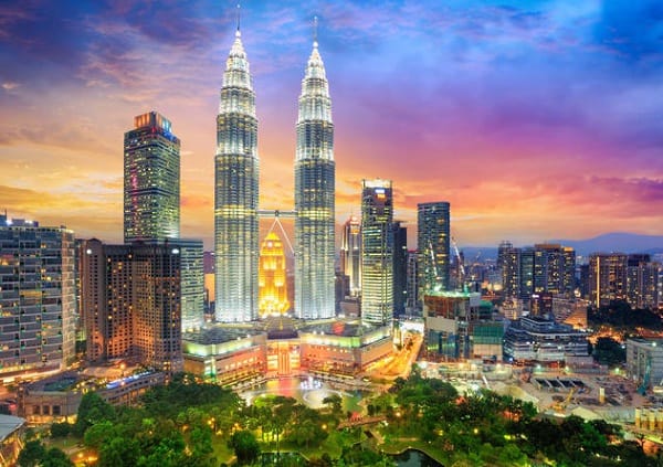 Kinh nghiệm du lịch Kuala Lumpur, tháp đôi Petronas là địa điểm du lịch nổi tiếng nhất