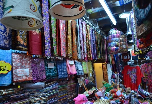Kinh nghiệm du lịch Malaysia, mua vải truyền thống làm quà