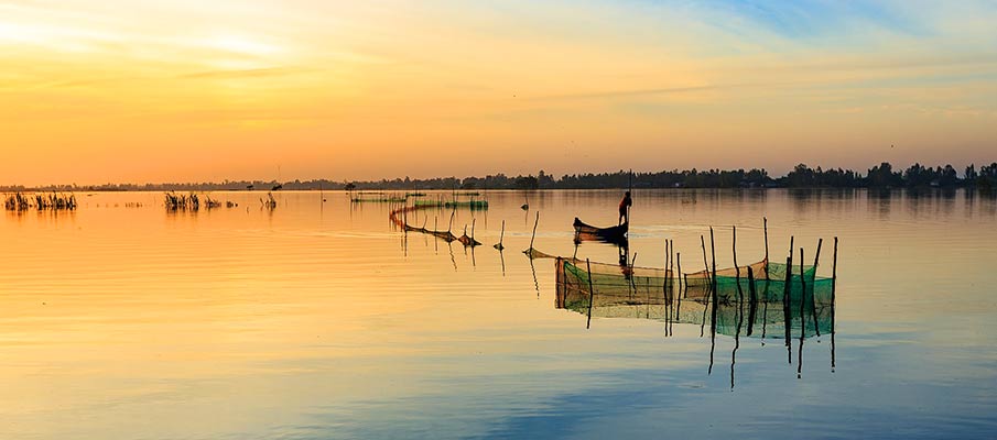 lake-fisherman-hue-vietnam
