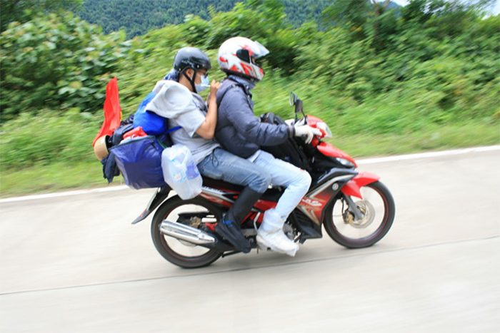 Di chuyển bằng xe máy tới Bát Tràng