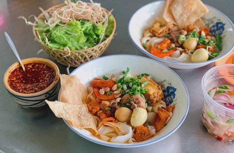 Ăn mì Quảng khi đi du lịch Đà Nẵng