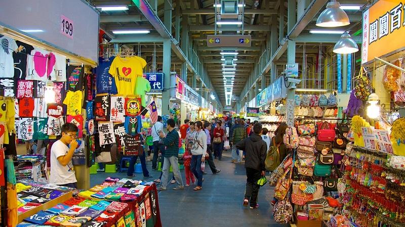 Các gian hàng đủ loại mặt hàng ở khu chợ tại Đài Loan