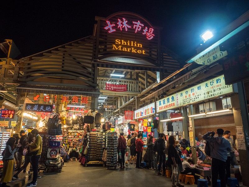 Hình ảnh bên ngoài cổng chợ đêm Shilin