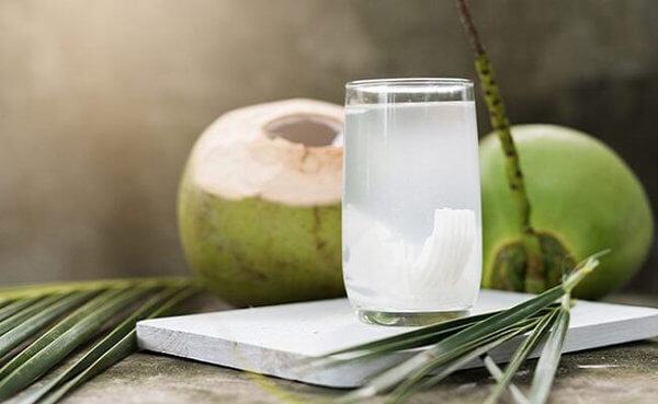 Nước dừa cung cấp rất nhiều vitamin giúp thai nhi phát triển - Ảnh Internet