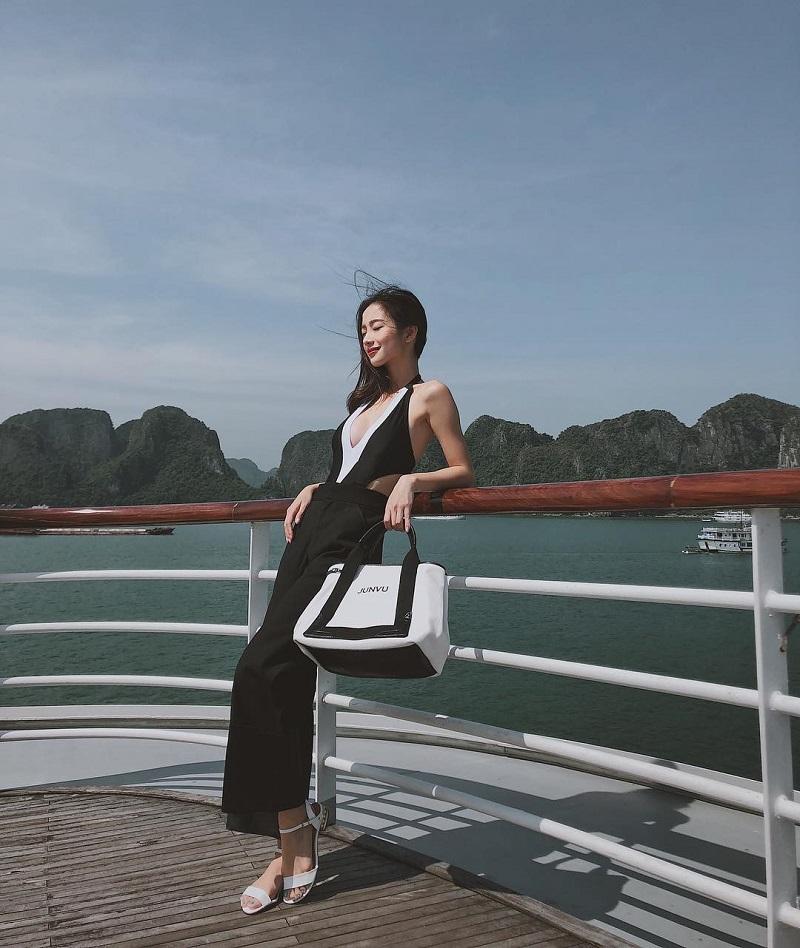 Check in du thuyền khi du lịch Vịnh Hạ Long