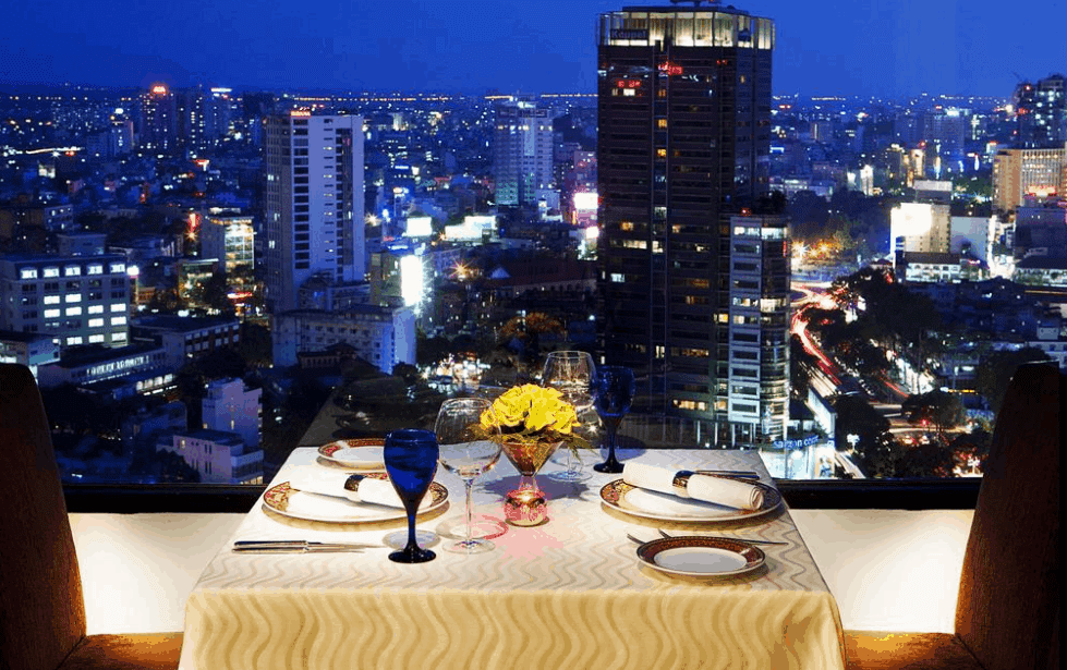 Thưởng thức đồ ăn và ngắm cảnh đêm thành phố tại Sheraton Saigon