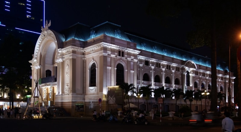 Top 10 địa điểm đi chơi ở Sài Gòn về đêm. Nhà hát lớn thành phố Hồ Chí Minh. Đi chơi ở Sài Gòn về đêm
