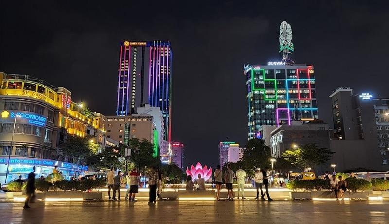 Top 10 địa điểm đi chơi ở Sài Gòn về đêm. Địa điểm đi chơi về đêm ở Sài Gòn. Phố đi bộ Nguyễn Huệ