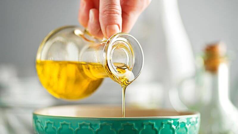 Hỗn hợp dầu mè và dầu oliu có thể làm trắng răng và mang lại hơi thở thơm mát cho người dùng
