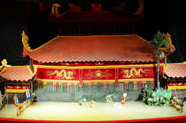 Một tiết mục biểu diễn múa rối nước tại sân khấu Rồng Vàng