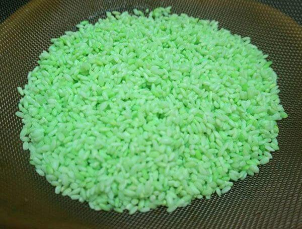 Trộn gạo với dầu ăn và muối tăng độ bóng và dẻo