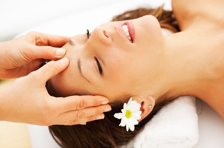 Massage da đầu thường xuyên kích thích nang tóc phát triển