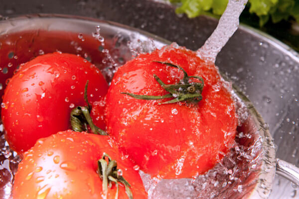 Rửa sạch cà chua 
