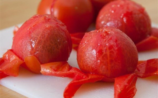 Bóc vỏ cà chua