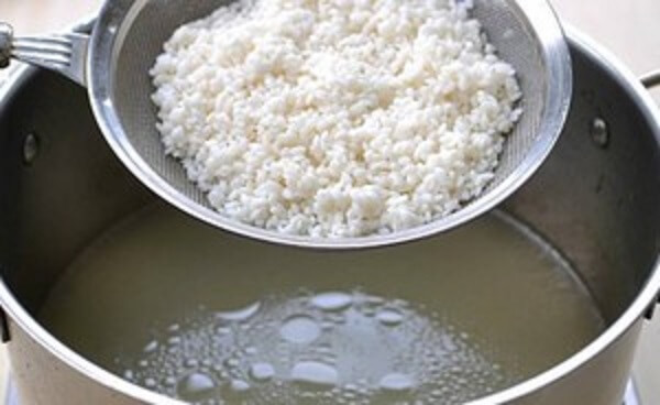 Cách nấu cháo gà ngon – đổ gạo vào nước luộc gà để nấu cháo