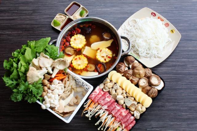 cach nau lau nam thit bo de lam thom ngon cho thuc don cuoi tuan - Cách nấu lẩu nấm thịt bò dễ làm, thơm ngon cho thực đơn cuối tuần