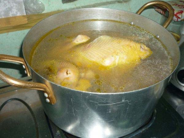 Cách nấu miến gà măng khô: Nấu nước dùng