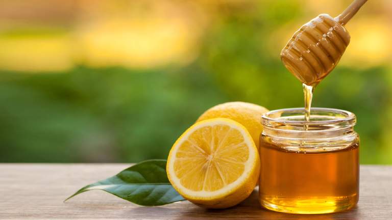 Mật ong giúp kháng viêm, tiêu viêm, thúc đẩy làm lành các vết loét do bệnh nhiệt miệng gây ra