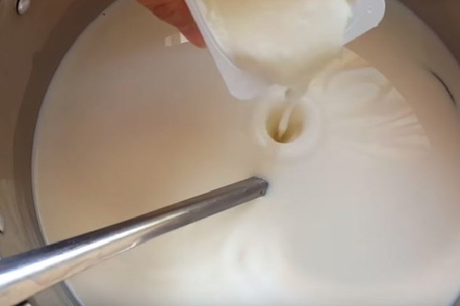đổ sữa chua vào nồi sữa tươi nấu sữa đặc làm yaourt