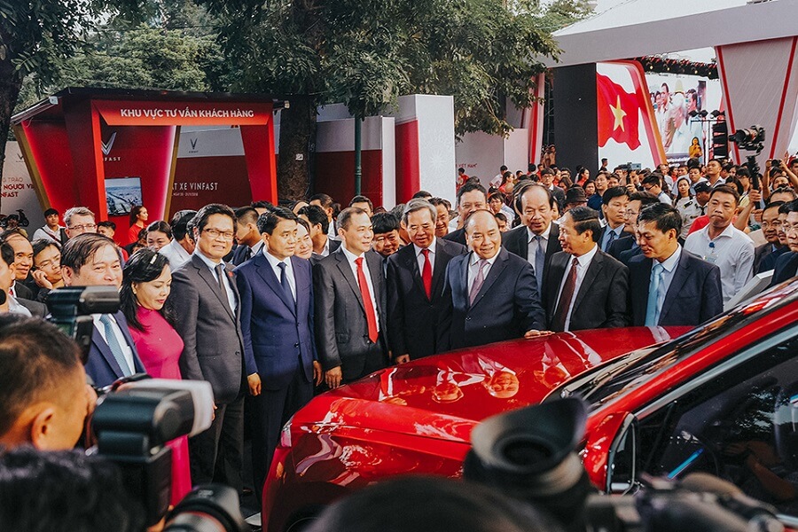 Tỷ phú Phạm Nhật Vượng cùng Thủ tướng Nguyễn Xuân Phúc và thành viên Chính phủ tại Lễ ra mắt VinFast