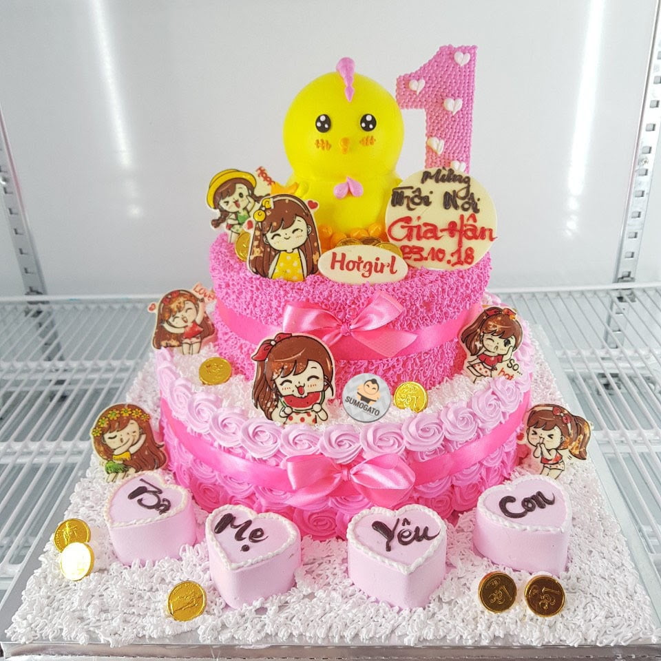 Bánh sinh nhật con gà 2 tầng được trang trí rất công phu và đẹp mắt