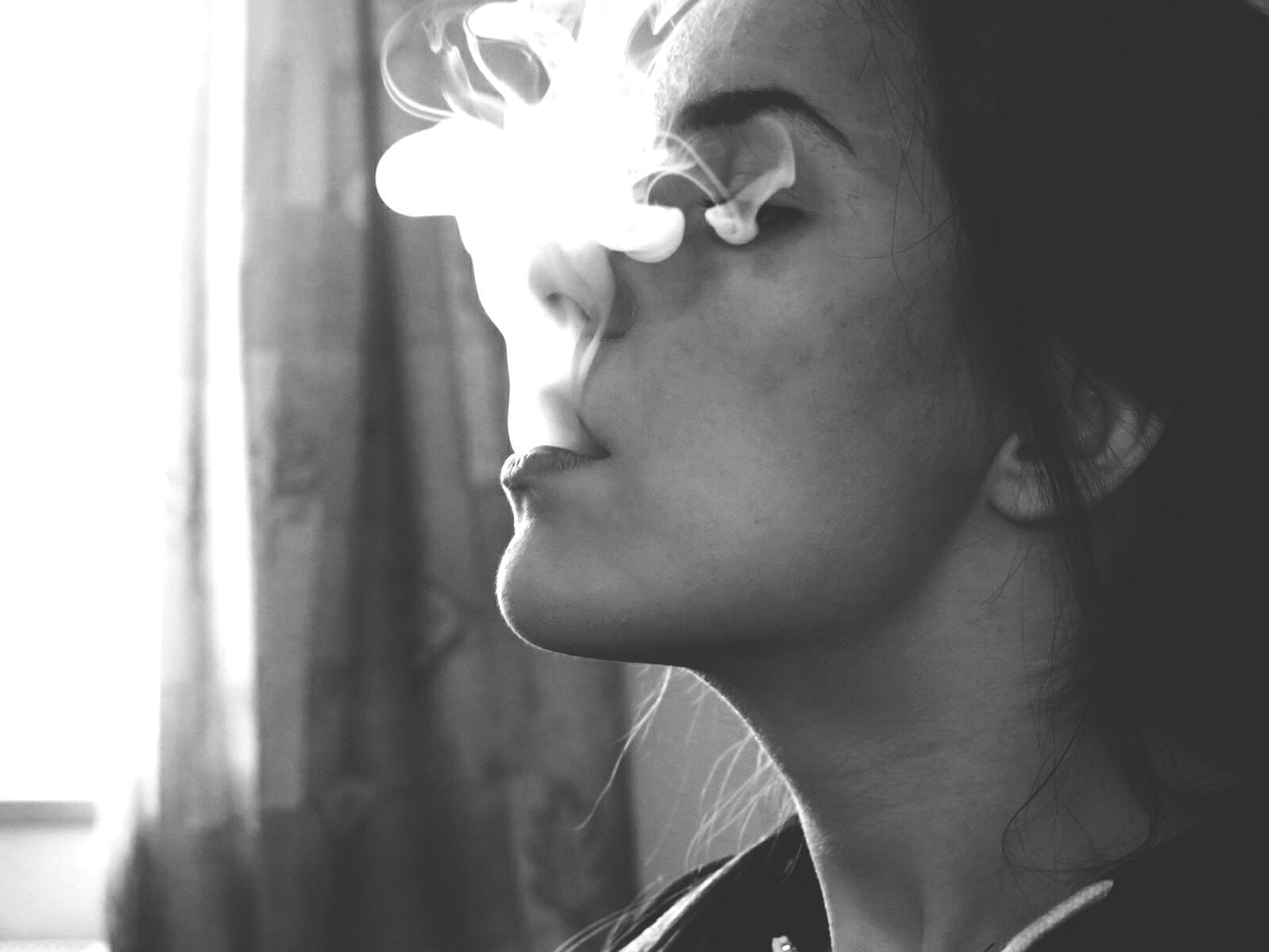 Hình nữ hút thuốc