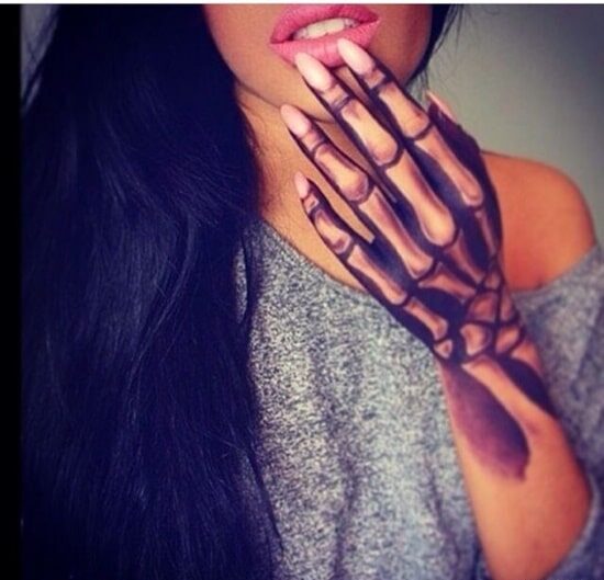 Hình tattoo bàn tay xương cho nữ
