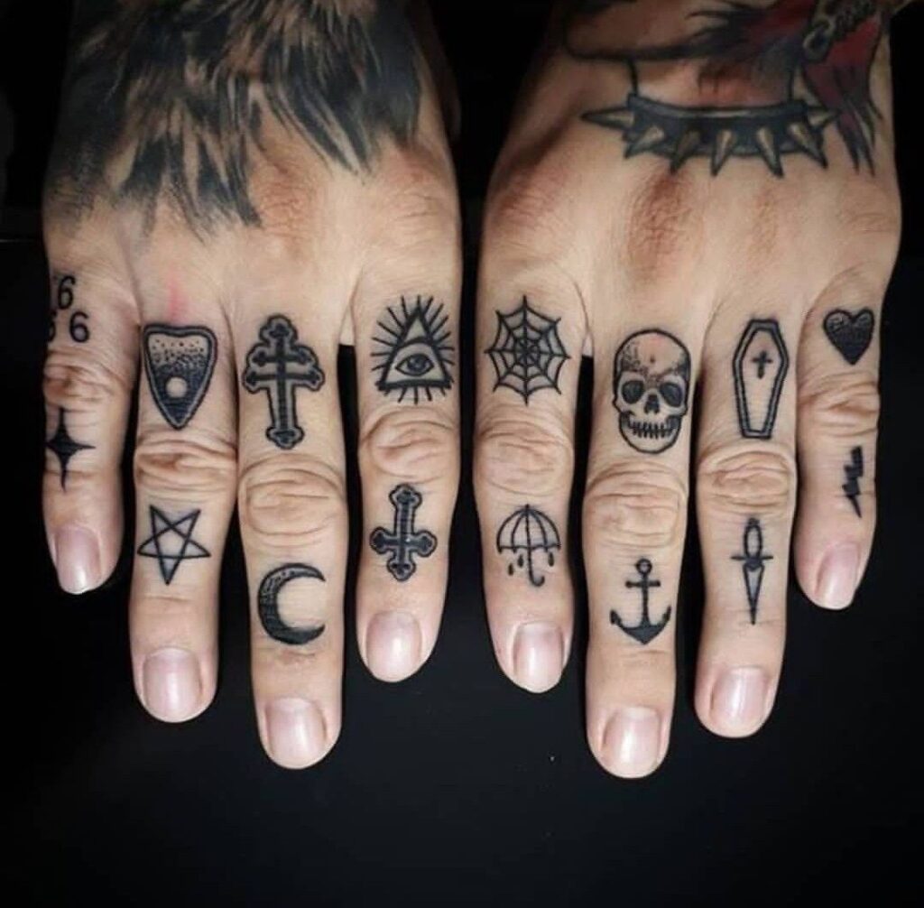 Hình tattoo chất trên ngón tay nam