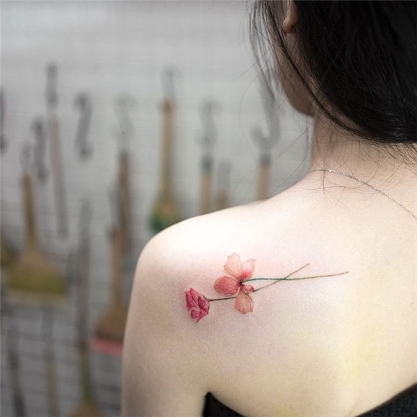 Kiểu tattoo hoa nhẹ nhàng và điệu đà cho nữ