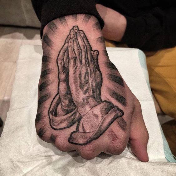 Tattoo hình bàn tay cầu nguyện