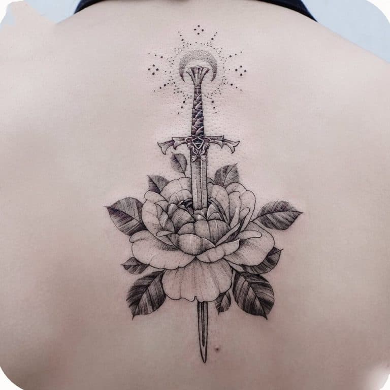 Tattoo kiếm và hoa độc đáo ở lưng cho nàng
