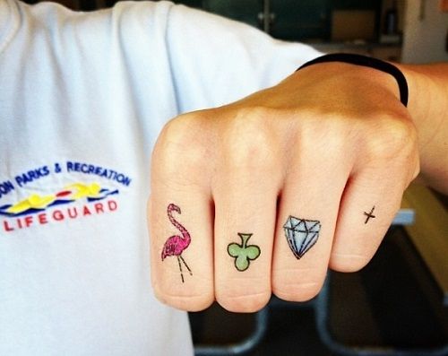 Xăm tattoo dễ thương ở ngón tay
