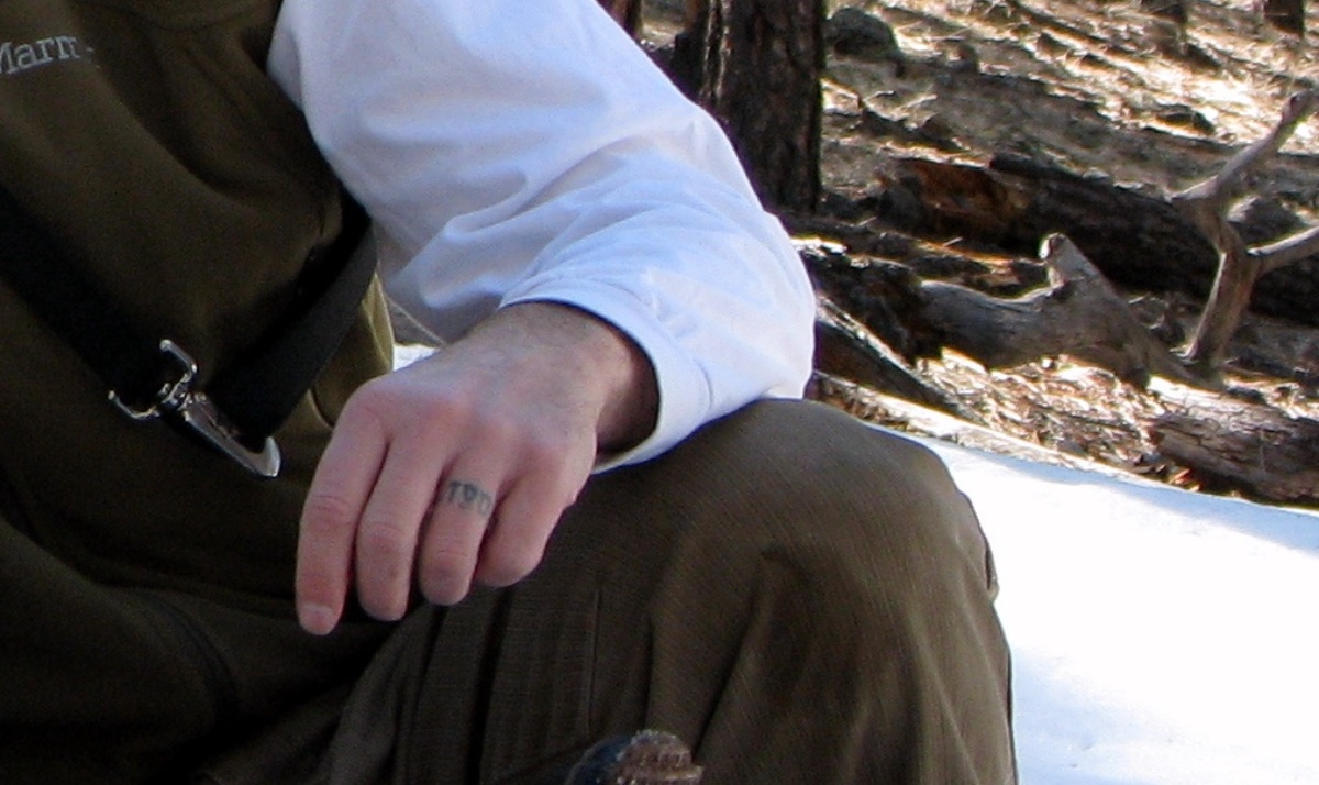 Un señor con un tatuaje de anillo