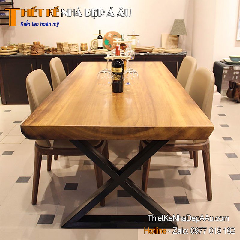 Phòng bếp trang trí bằng bàn gỗ nguyên tấm